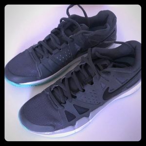 Men’s Nike Air tennis shoe